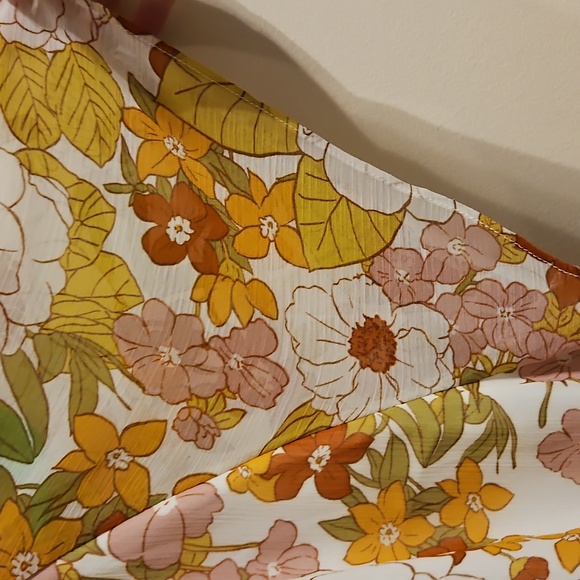 BTFBM Floral V Neck Flutter Sleeve Blouse. NWT. - Picture 3 of 4